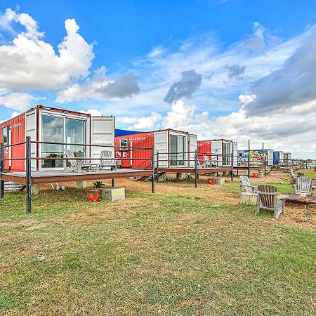 Flophouze Shipping Container Hotel Round Top Exterior foto