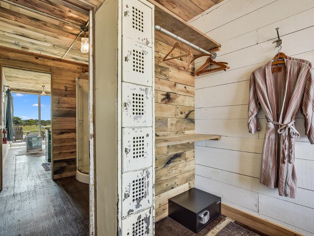 Flophouze Shipping Container Hotel Round Top Exterior foto