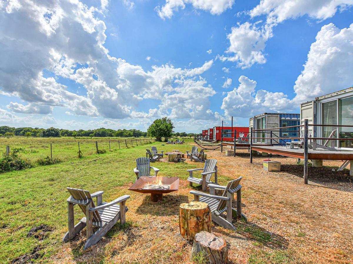 Flophouze Shipping Container Hotel Round Top Exterior foto