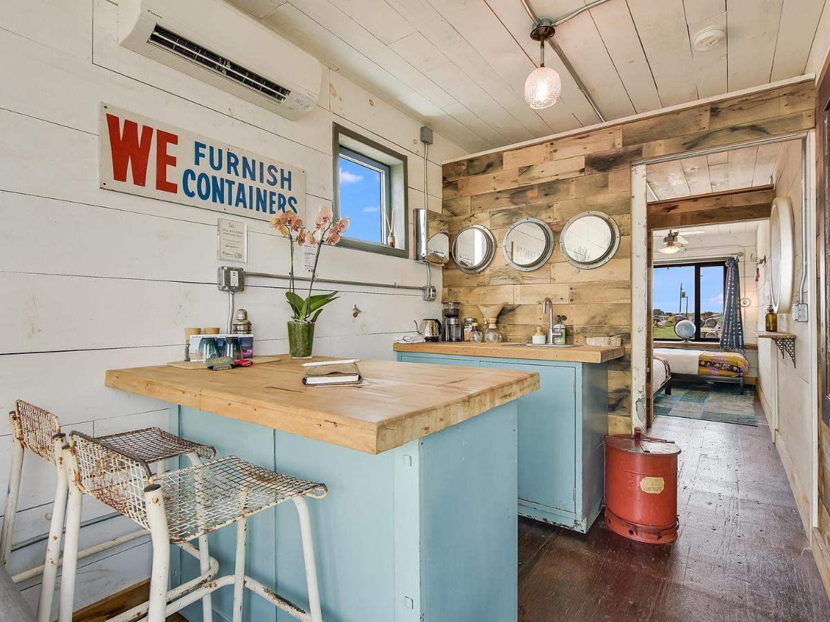 Flophouze Shipping Container Hotel Round Top Exterior foto