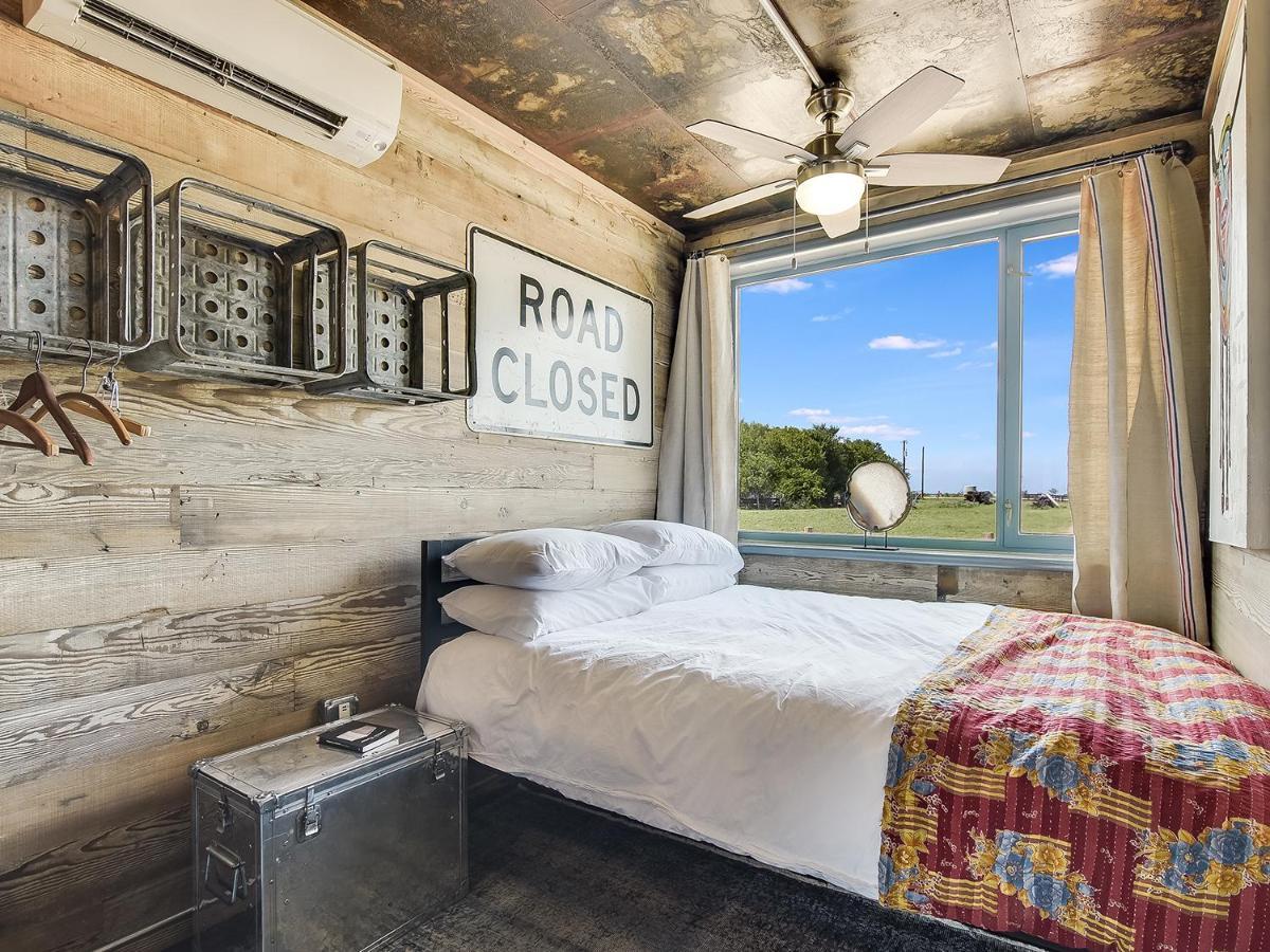 Flophouze Shipping Container Hotel Round Top Exterior foto